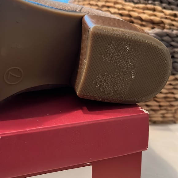 Merona Agatha suede heeled bootie EUC - Picture 5 of 7